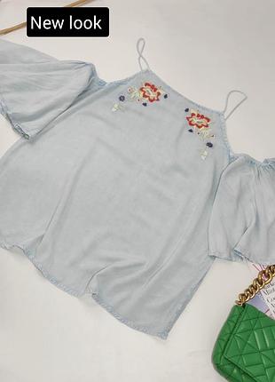 Блуза жіноча блакитного кольору з квітами на бретелях від бренду new look m