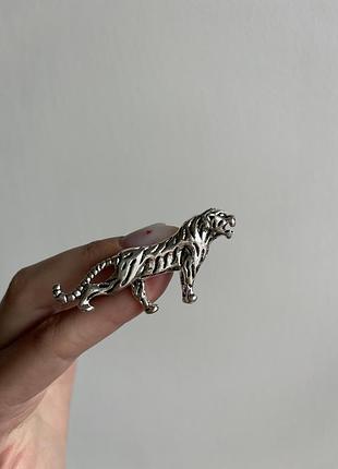 Металева брошка срібний тигр