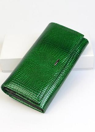 Кошелек женский зеленый кожаный классический лаковый на магнитах