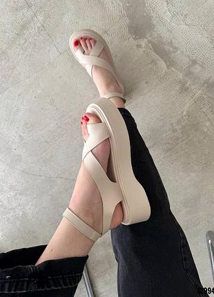 Бежеві натуральні шкіряні перехрещені босоніжки з ремінцем на платформі шкіра беж через палець