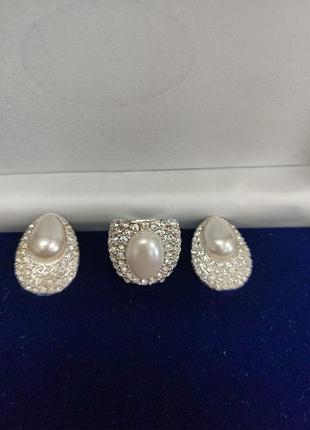 Красивый комплект "жемчужины в камнях"