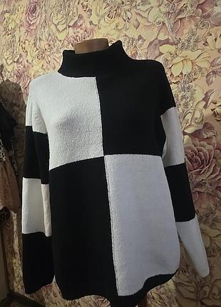 Черно-белый прикольный свитер