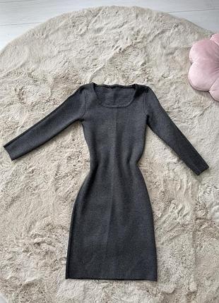 Плаття сірого кольору