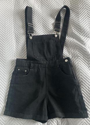 Жіночий комбінезон з шортами