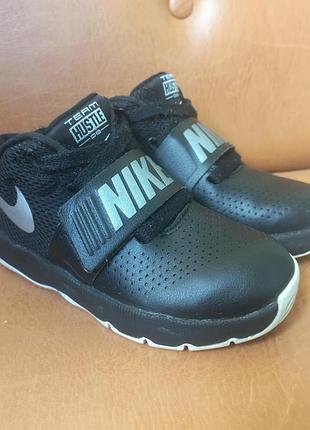 Кроссовки черные nike team hustle 28,5р(стелька 19см) для мальчика без дефектов