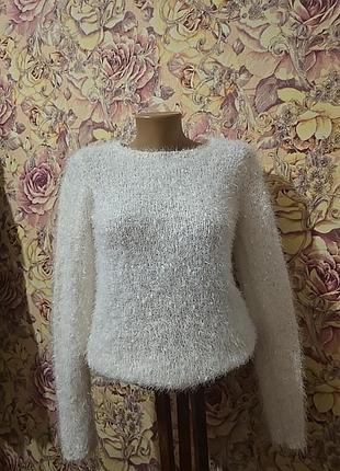 Белый пушистый буклированный свитер травкой