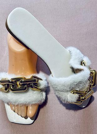 Босоніжки мюлі з хутром і золотими широкими ланцюжками primark (іспанія)