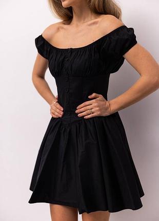 Платье из златка с акцентом на талии