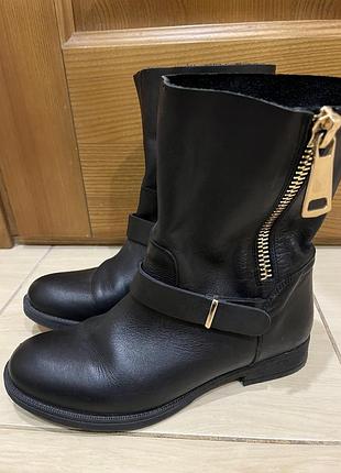 Стильні шкіряні чоботи inuovo, 37р. золота фурнітура