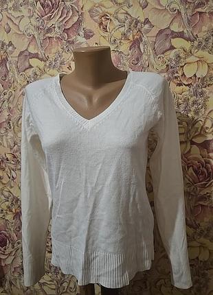 Белая кофтина с v-образным вырезом