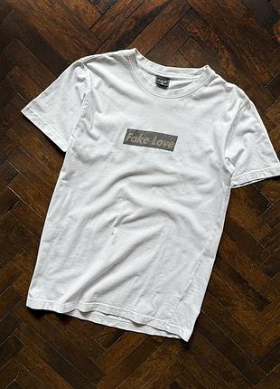 Mister tee fake love print mens white short sleeve t-shirt чоловіча, біла футболка з написом