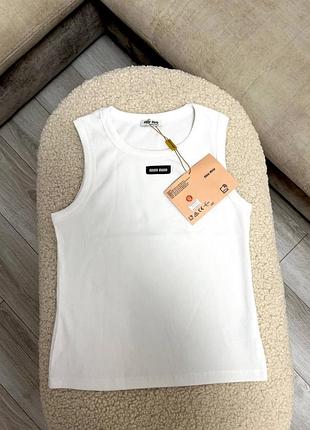 Белая майка в рубчик люкс