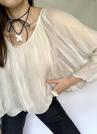 Шовкова легка обʼємна блуза в стилі бохо