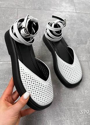 Стильні білі шкіряні босоніжки з перфорацією