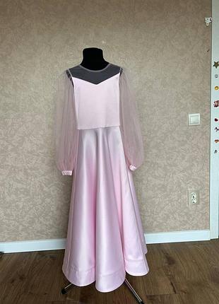 Выпускное нежно розовое платье атласное с цветком