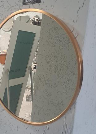 Зеркало в металлической раме.