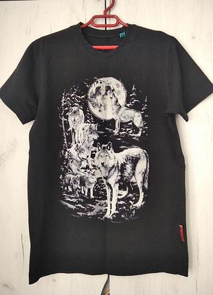 Футболка с рисунком, который светится в темноте