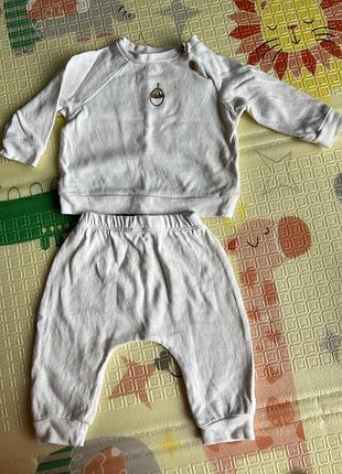 Білий костюмчик