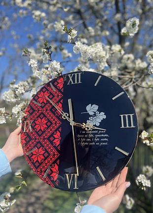 В наявності годинник з епоксидної смоли