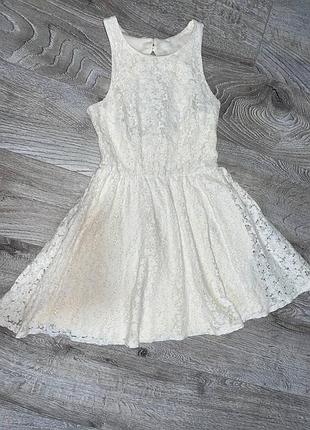 Белое платье
