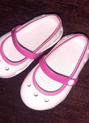 Взуття для дівчинки. фірма -crocs. рожевого кольору. розмір
 4. довжина устілки- 13см.