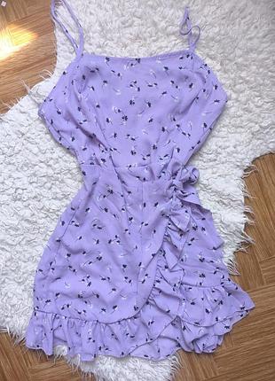 Красивое фиолетовое платье с цветочками и оборками на запах