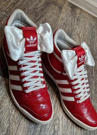 Яркие красные кроссовки с эффектным бантом adidas sleek series. 39