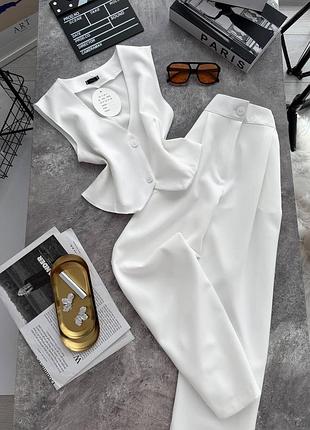 Трендовий діловий жіночий костюм жилетка на ґудзиках і брюки вільного крою однотонний комплект