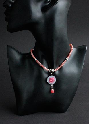 Рожеве намисто чокер з підвіскою українські прикраси під вишиванку