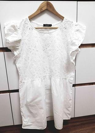 Нежная, белая блуза с элементами прошвы