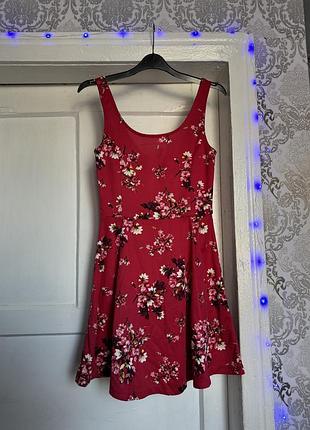 Гарненька жіноча сукня з квітковим принтом