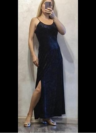 Нарядное бархатное длинное платье на тонких бретелях от бренда miss selfridge, на размер s-m