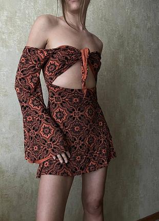 Мини-платье с расклешенными рукавами и вырезом на животе boohoo
