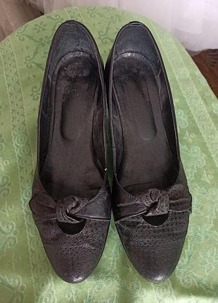 Классические женские туфли 38р. новые. кожа.