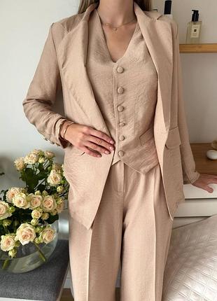 Невероятная красота, стильный костюм, rose