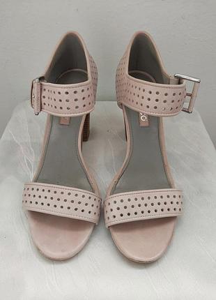 Симпатичные босоножки