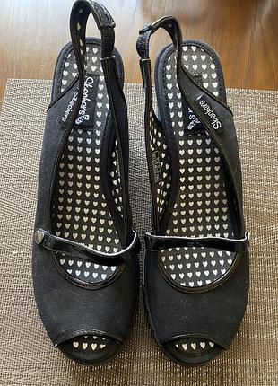 Жіночі босоніжки skechers з текстилю чорного кольору, розмір по  біркі 40, довжина устілки 26 см.