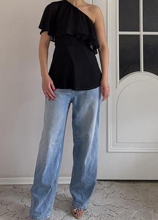 Блуза на одне плече з воланами