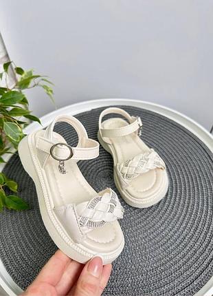 Босоніжки для дівчинки на свято