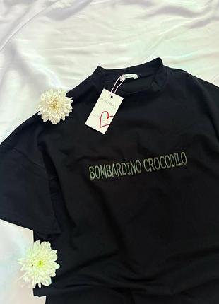 Жіноча футболка з написом bombardino crocodilo