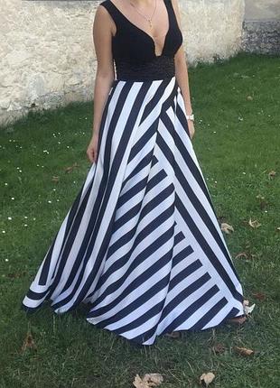 Красива чорно-біла сукня на урочисту подію