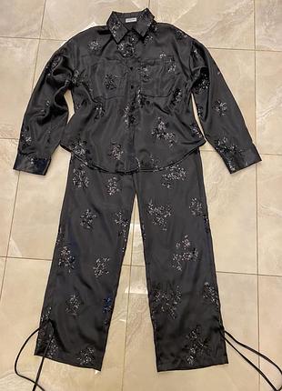 Костюм брючний атласний з пайєтками розмір xs