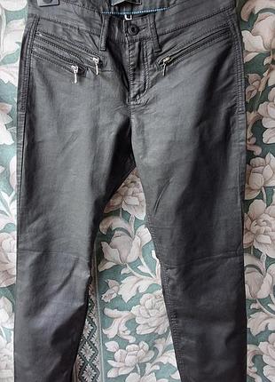 Женские черные джинсы брюки с блестящим напылением стрейч