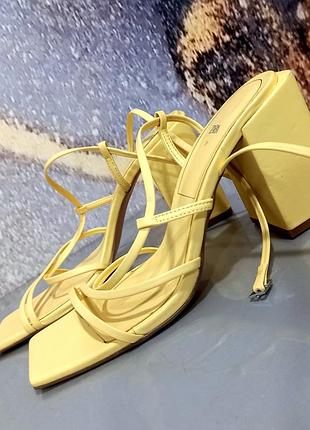 Лимонные босоножки с квадратным каблуком от zara
