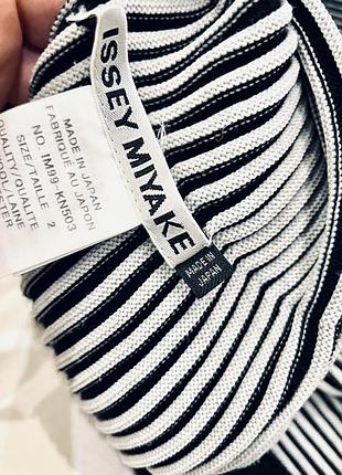 Гофрированый свитер с эффектом3d  issey miyake6 фото