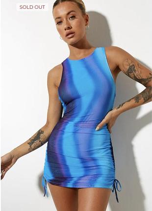 Платье голубое с затяжками по бокам