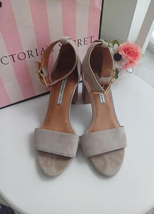 Босоножки замшевые на 38, 25 и 8 см