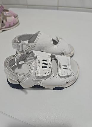 Босоніжки дітячі, на ліпучках,  стан ідеальний вручали 2 рази. 
в середині супенатор