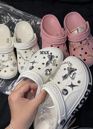 Крокси . crocs з джибітсами білі , рожеві , фіолетові