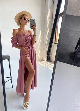 Жіноча сукня із розрізом